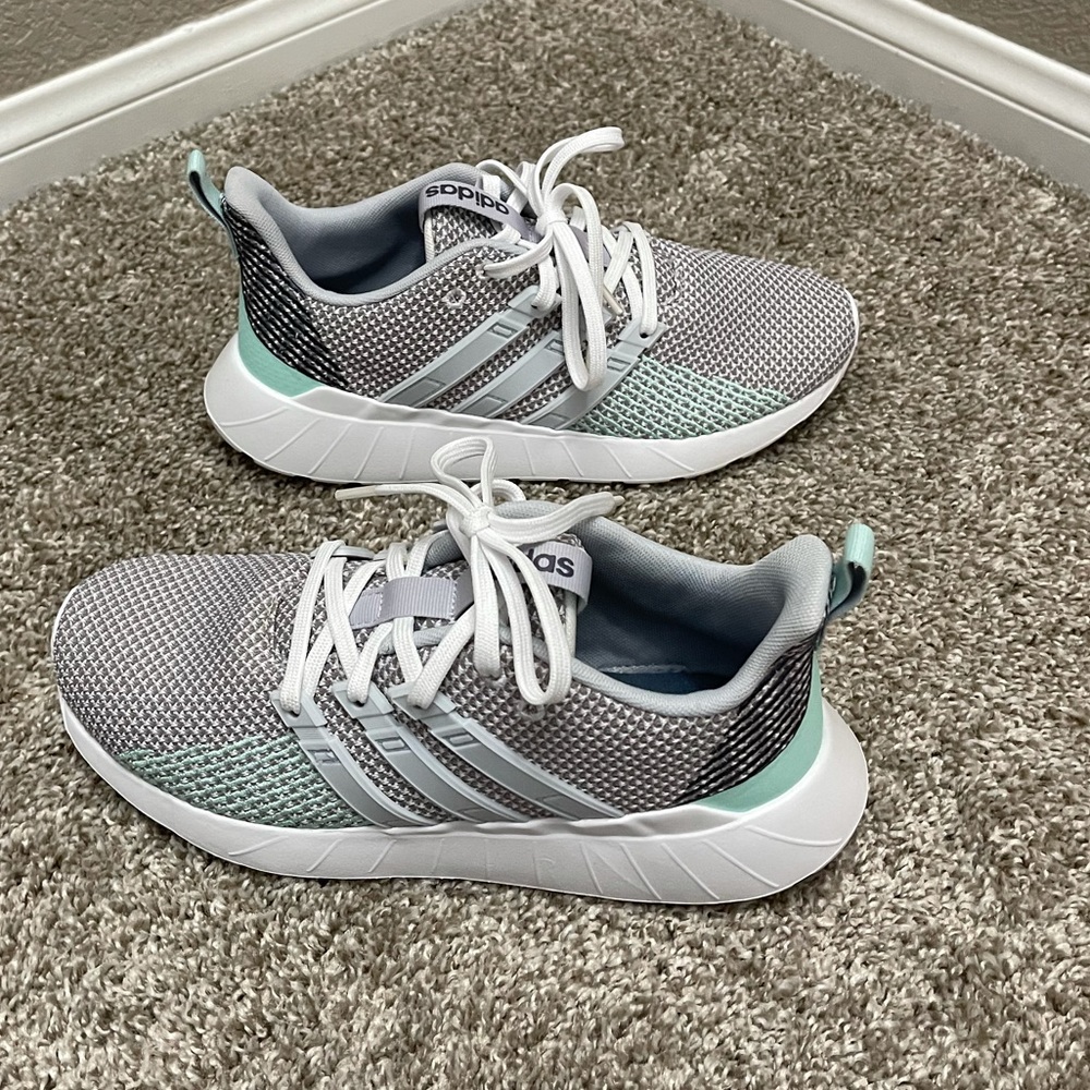 adidas Mens Questar Flow Sneaker - Size 6